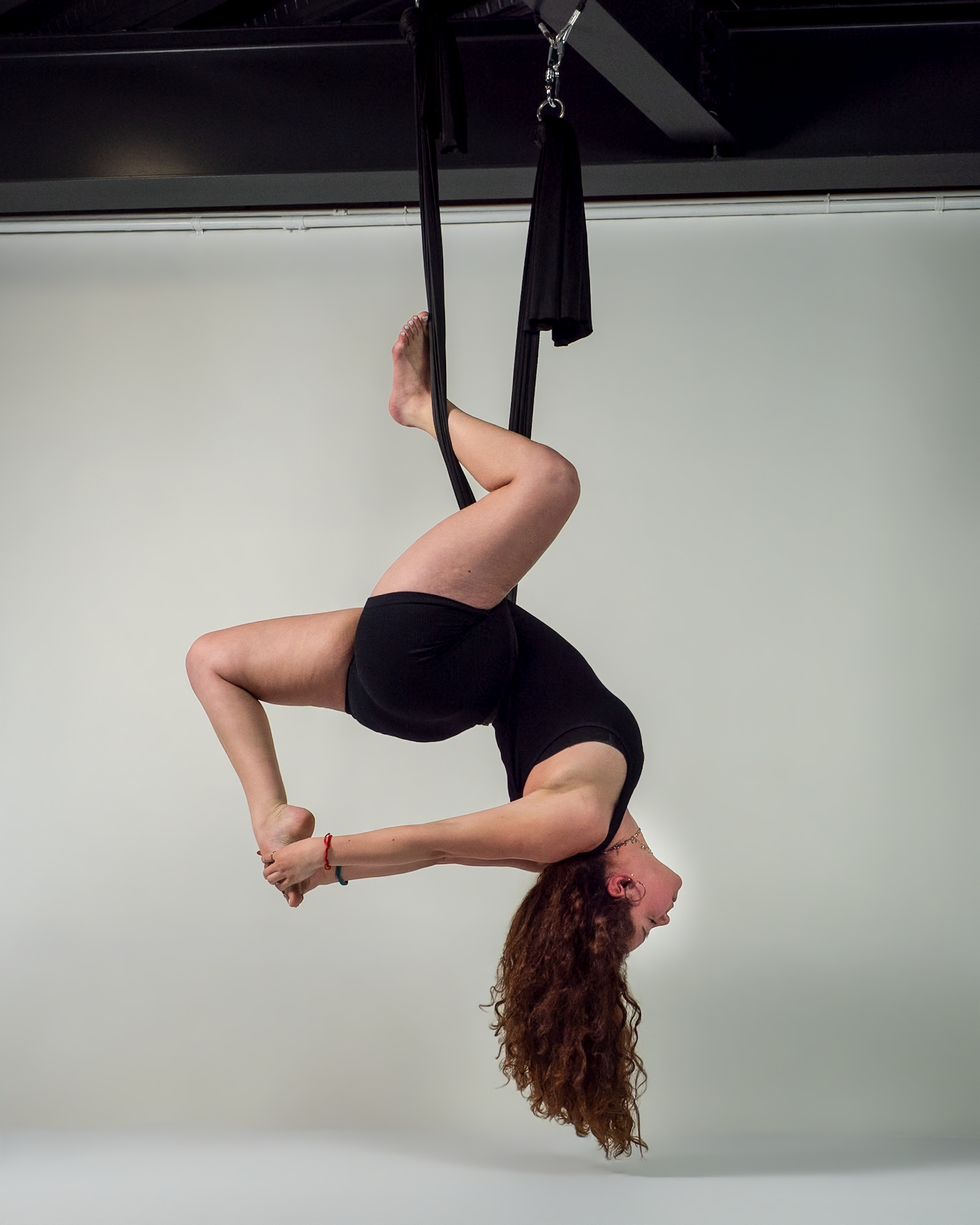 Práctica de AeroYoga en tela aérea en Tijuana