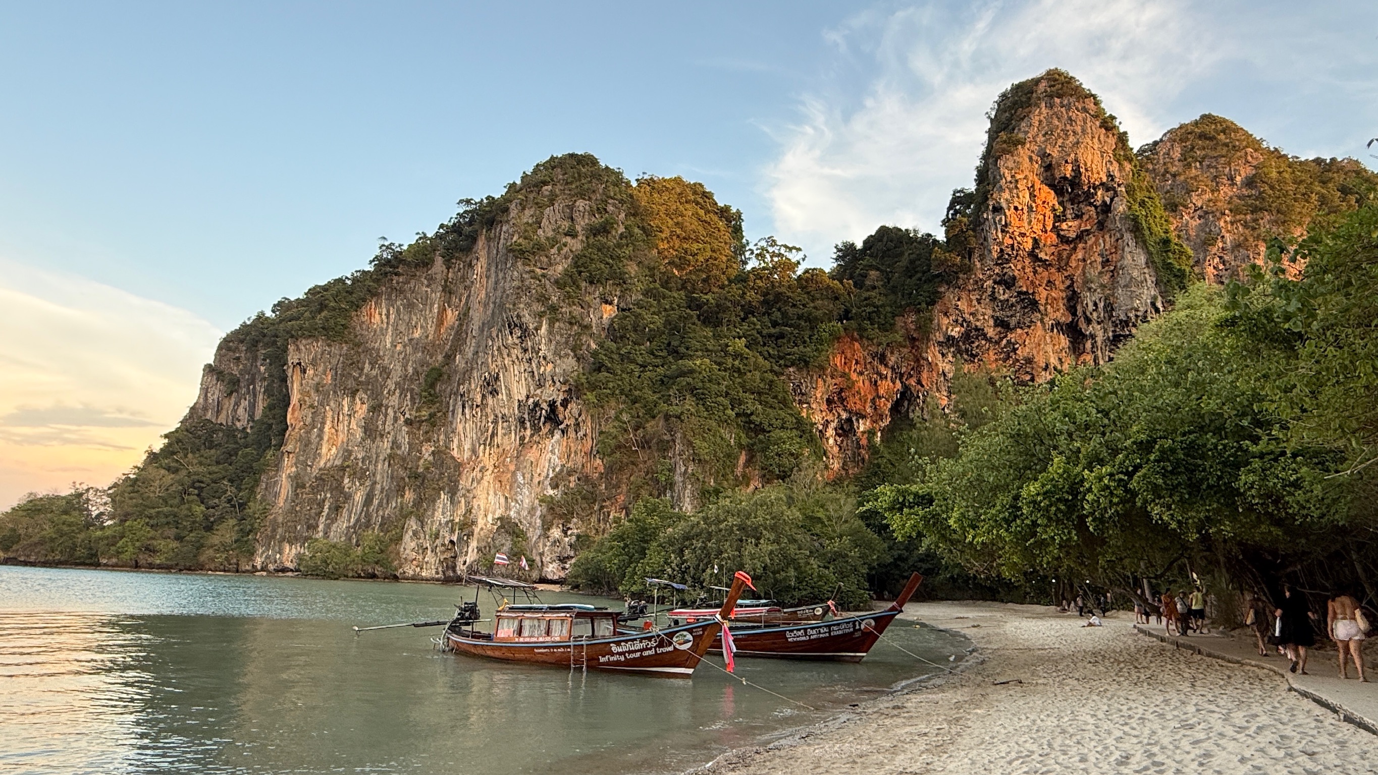 Playa y acantilados en Krabi, Tailandia